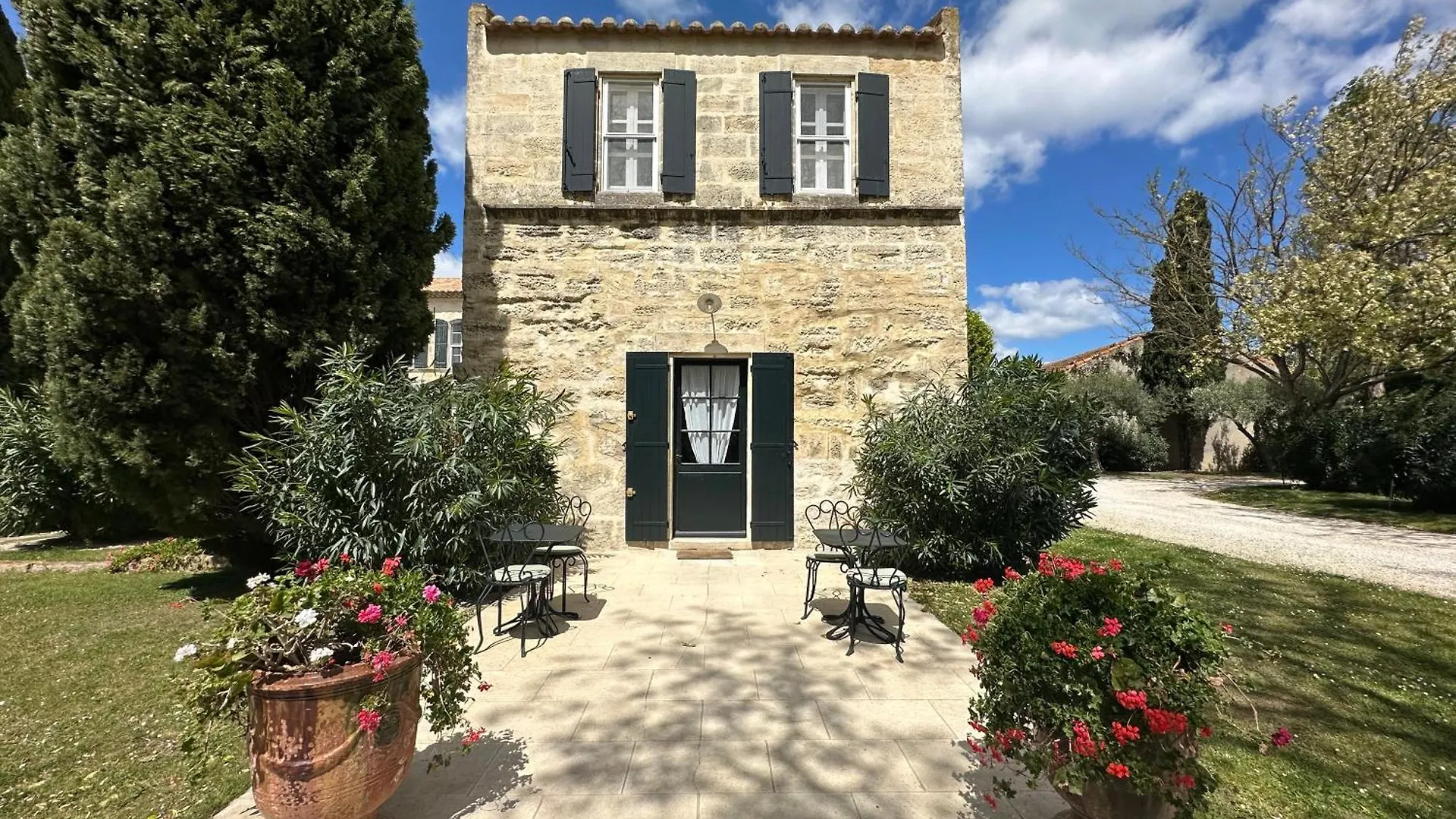 Le Mas De Peint - Hotel Et Restaurant Arles 5*,
