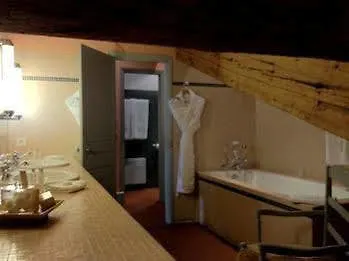 Le Mas De Peint - Hotel Et Restaurant Arles 5*,